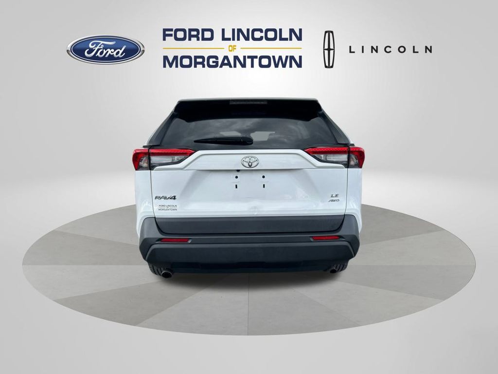 2020 Toyota RAV4 LE photo 4