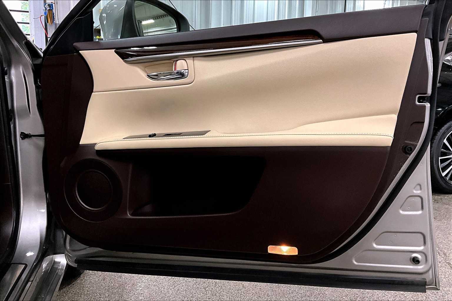 2017 Lexus ES 350 photo 21