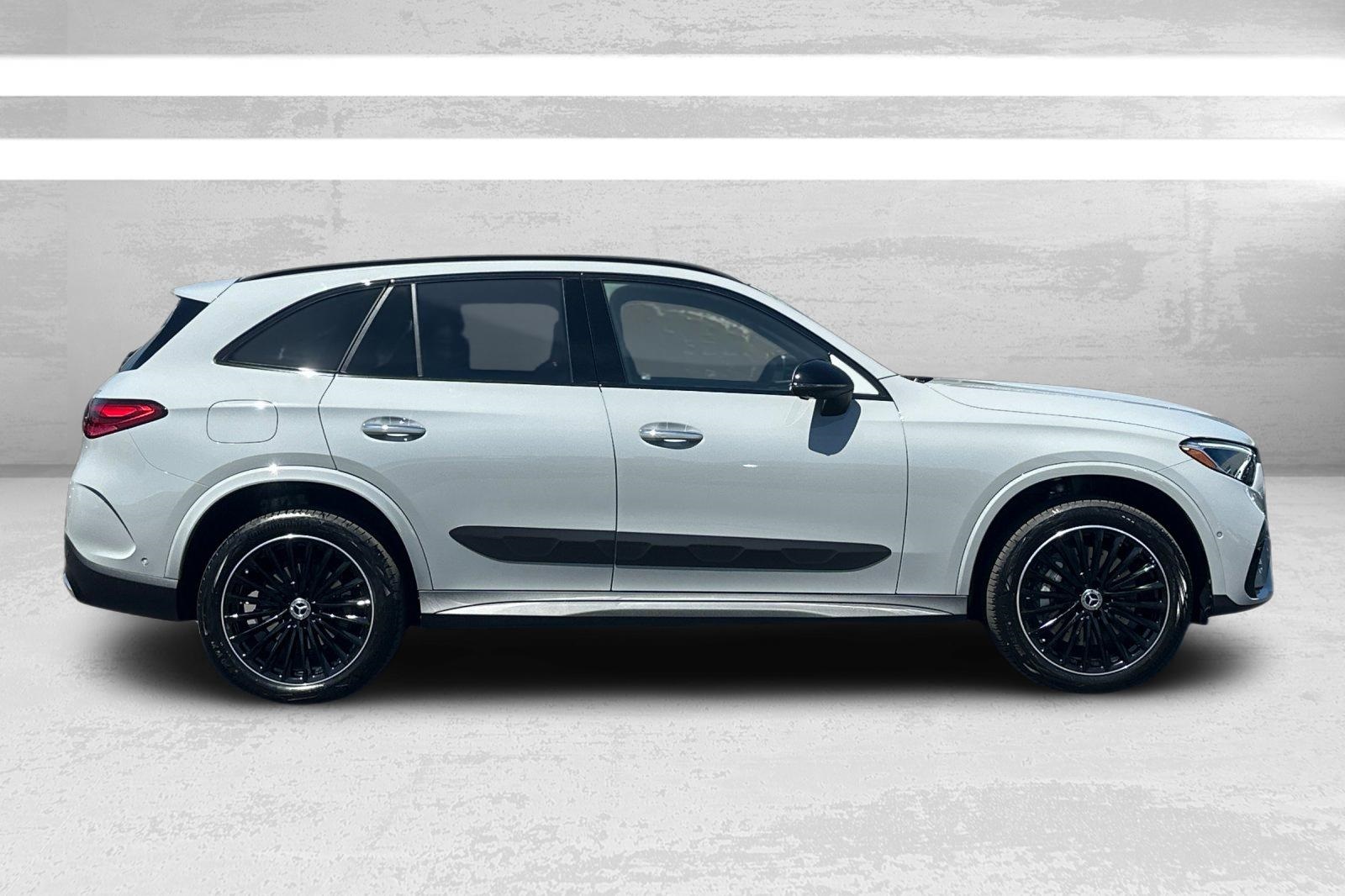 2025 Mercedes Benz GLC 300 4MATIC photo 3