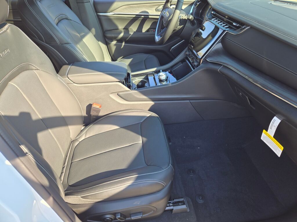 2025 Jeep Grand Cherokee Overland photo 4