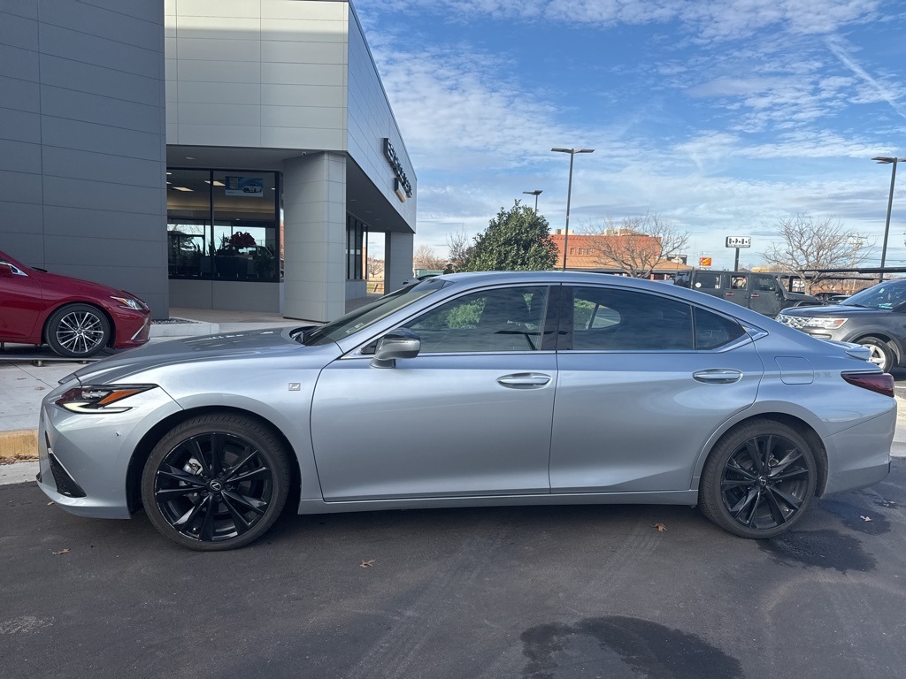 2023 Lexus ES Hybrid 300h's photo
