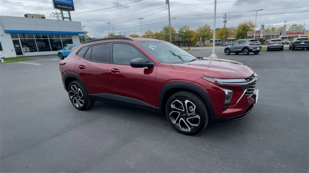 2025 Chevrolet Trax photo 2