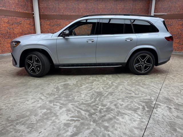 2025 Mercedes Benz GLS 450 4MATIC photo 2