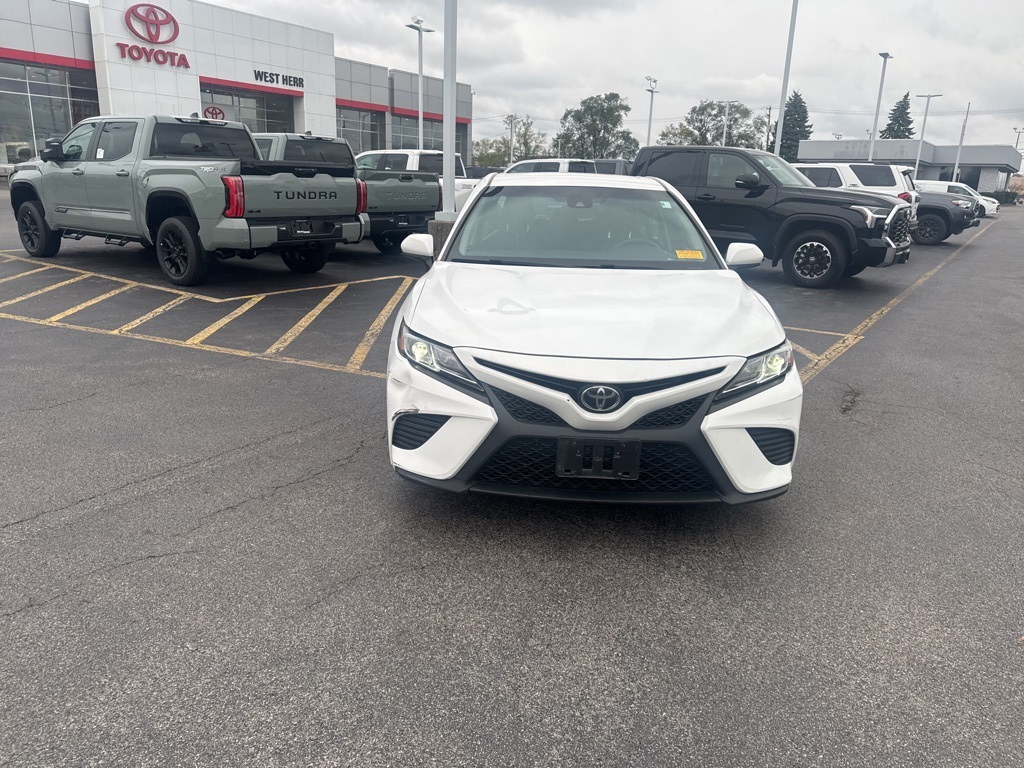 2018 Toyota Camry SE photo 2