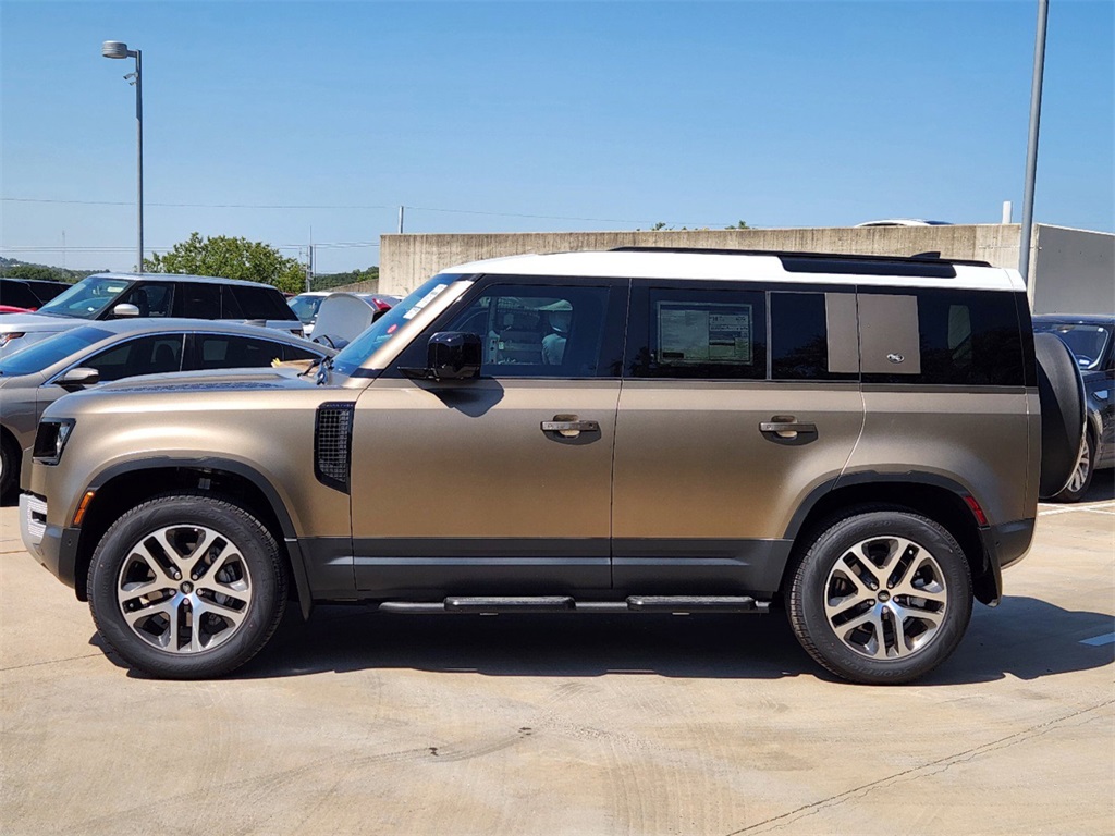 2024 Land Rover Defender 110 S photo 3