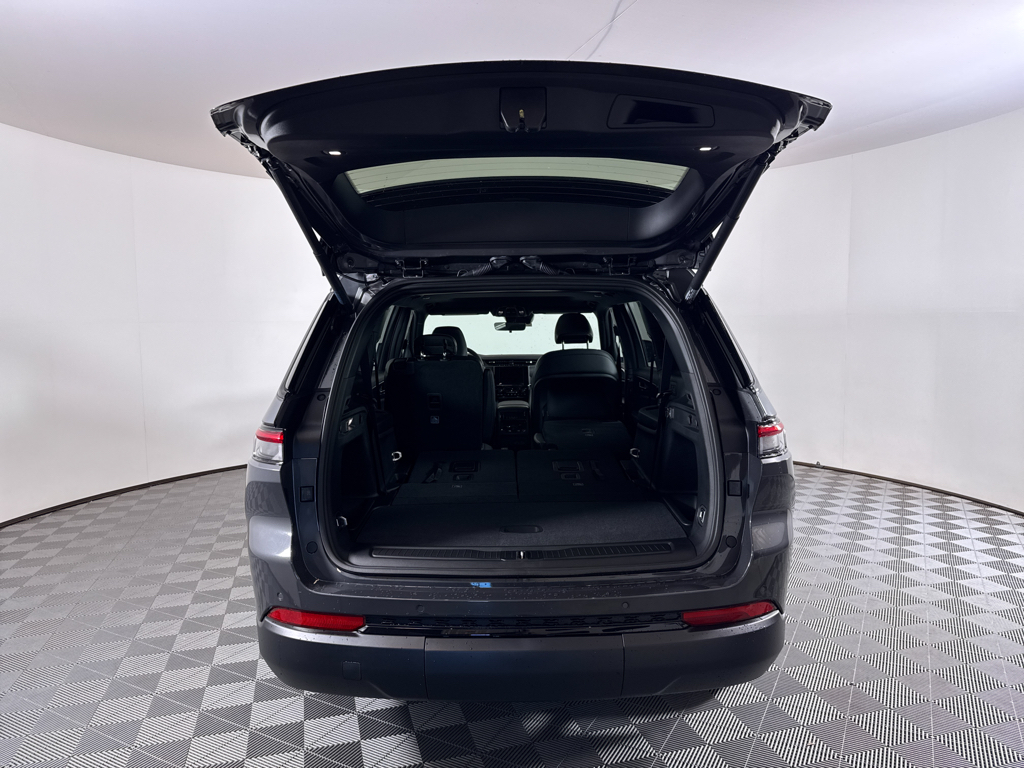 2025 Jeep Grand Cherokee Altitude photo 2