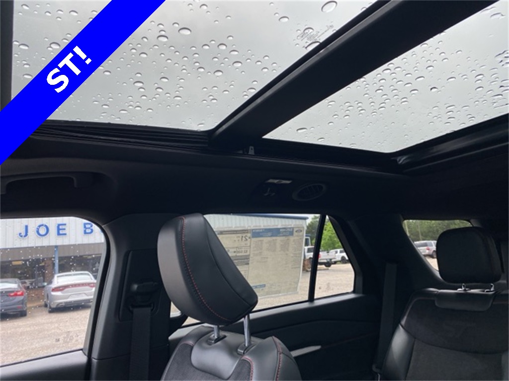 2025 Ford Explorer ST photo 4