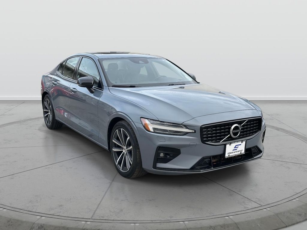 2022 Volvo S60 Momentum's photo