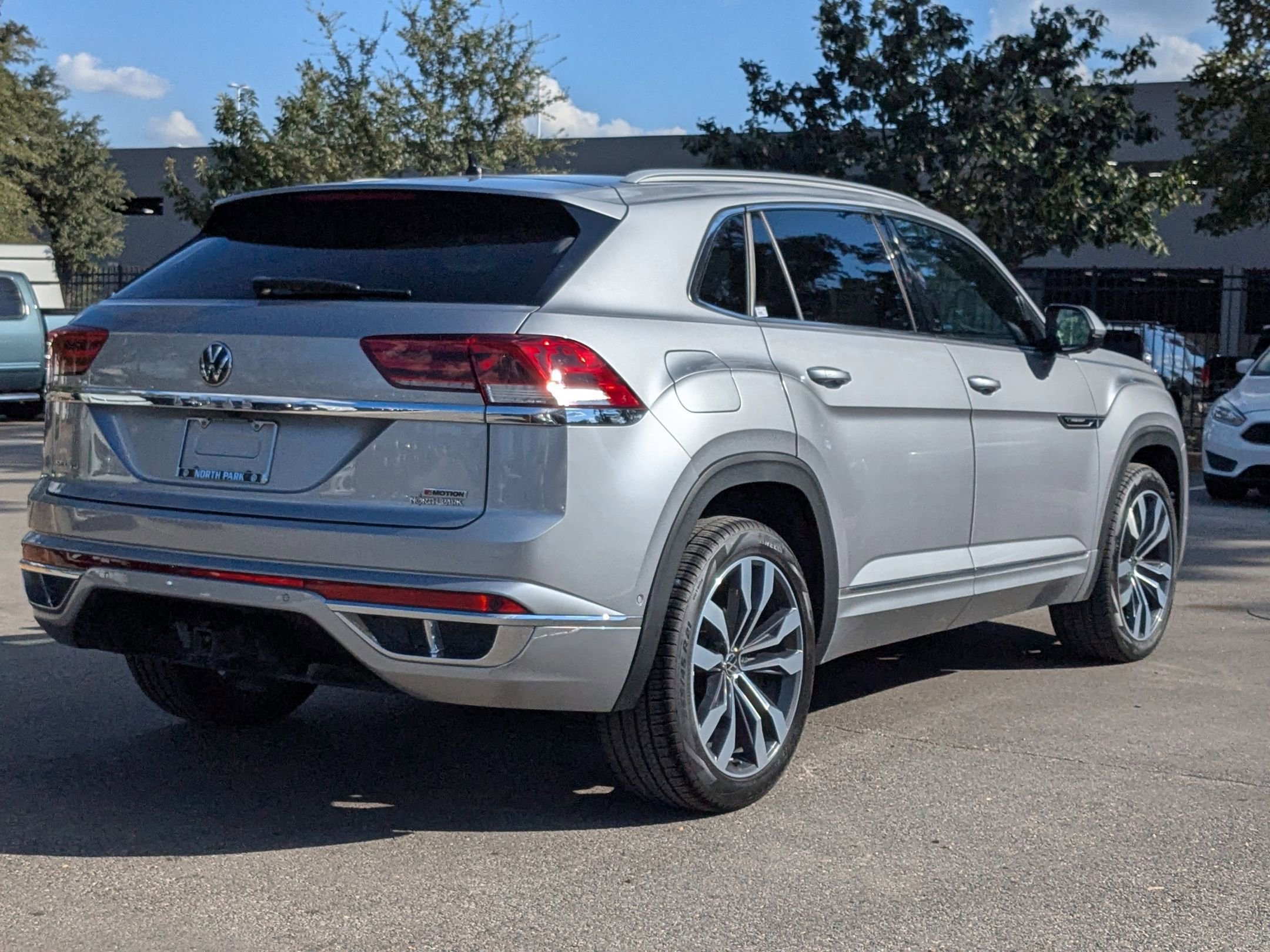 2022 Volkswagen Atlas Cross Sport V6 SEL Premium R-Line photo 2