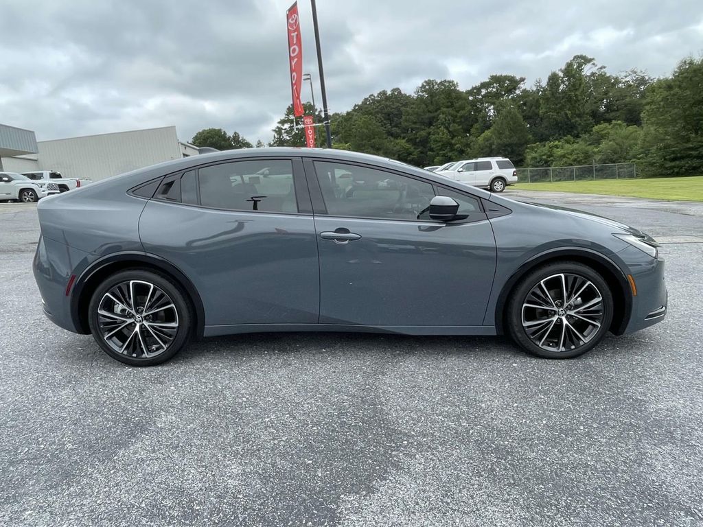 2025 Toyota Prius XLE photo 2