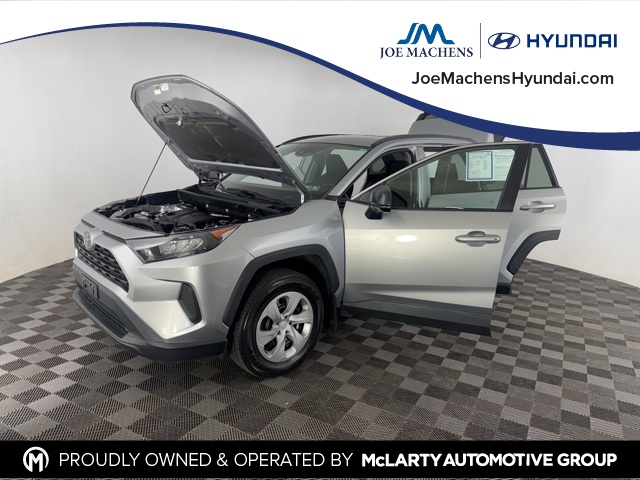 2021 Toyota RAV4 LE photo 8