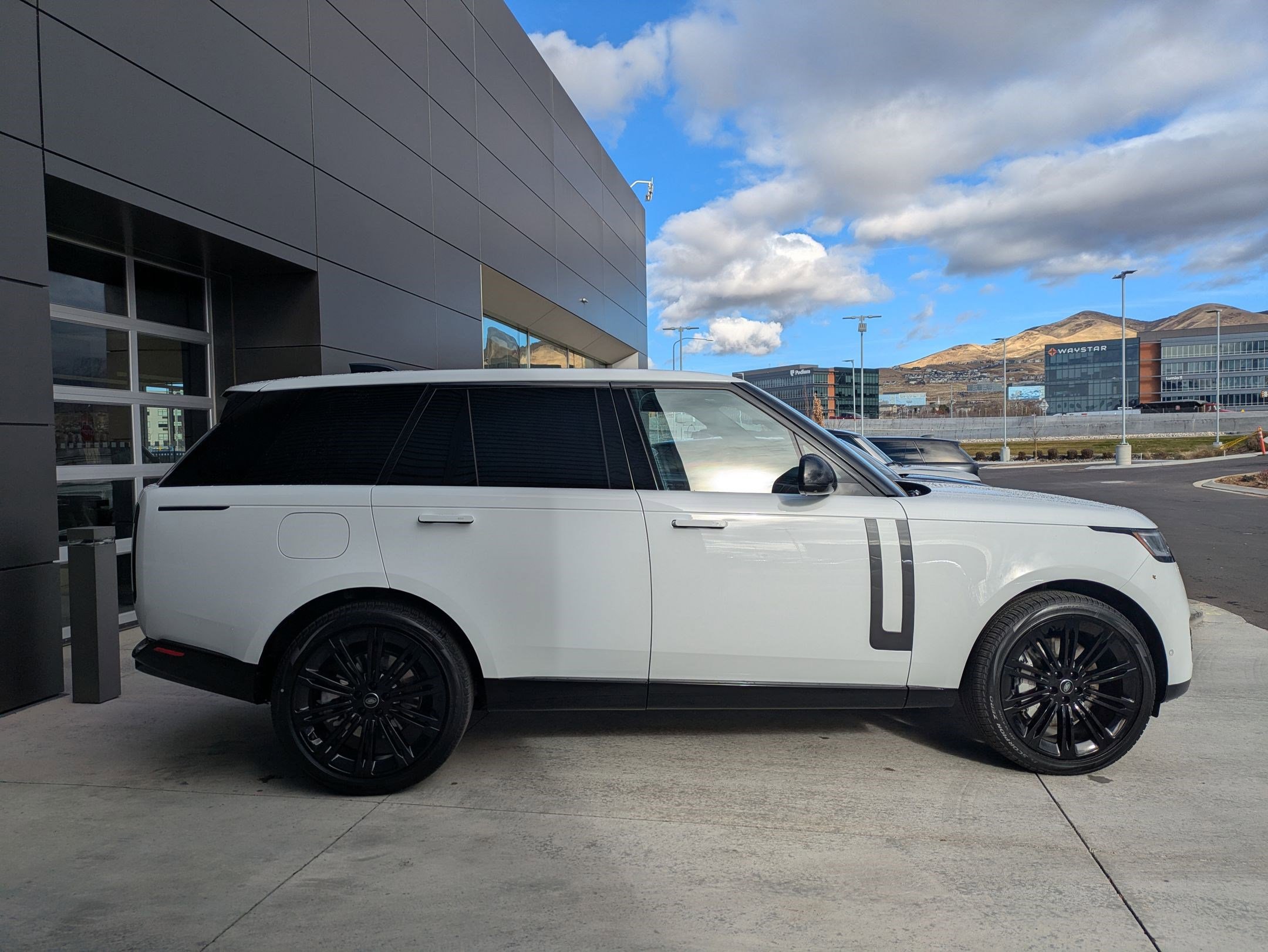 2024 Land Rover Range Rover SE photo 4