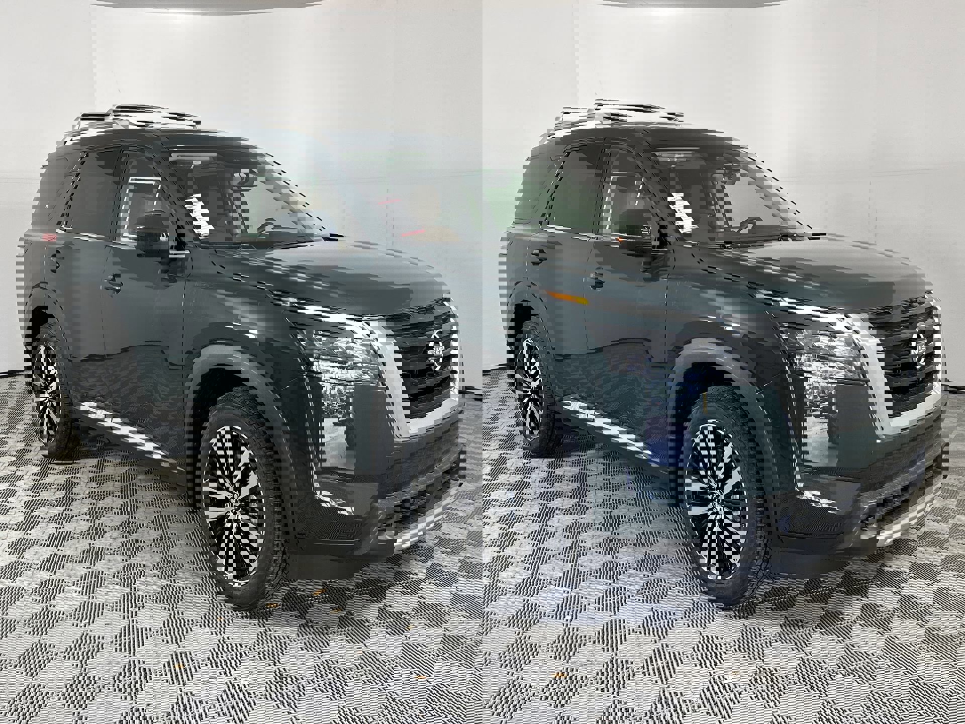 2025 Nissan Pathfinder Platinum photo 2
