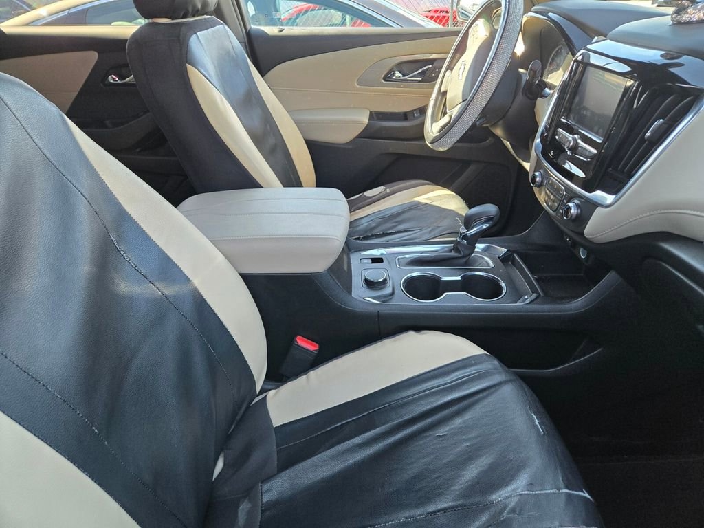 2023 Chevrolet Traverse LS photo 3