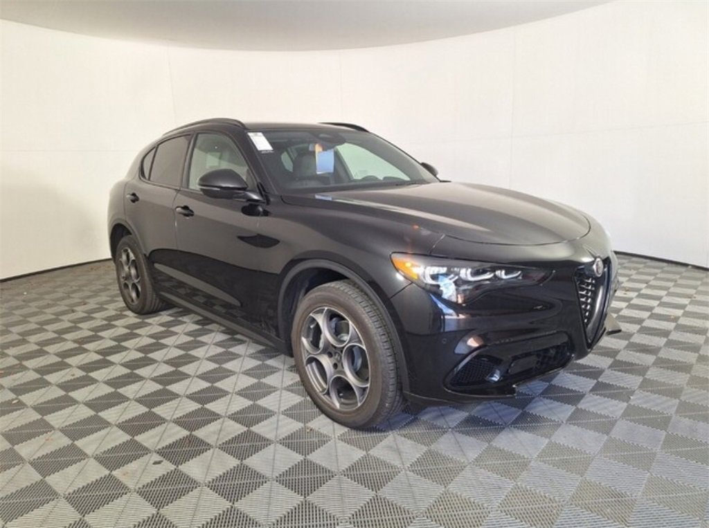 2025 Alfa Romeo Stelvio Sport photo 2