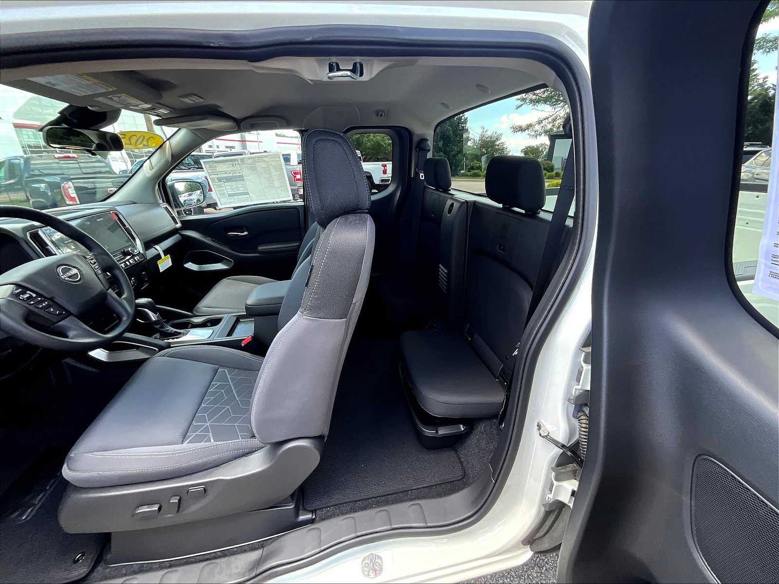 2025 Nissan Frontier SV photo 15