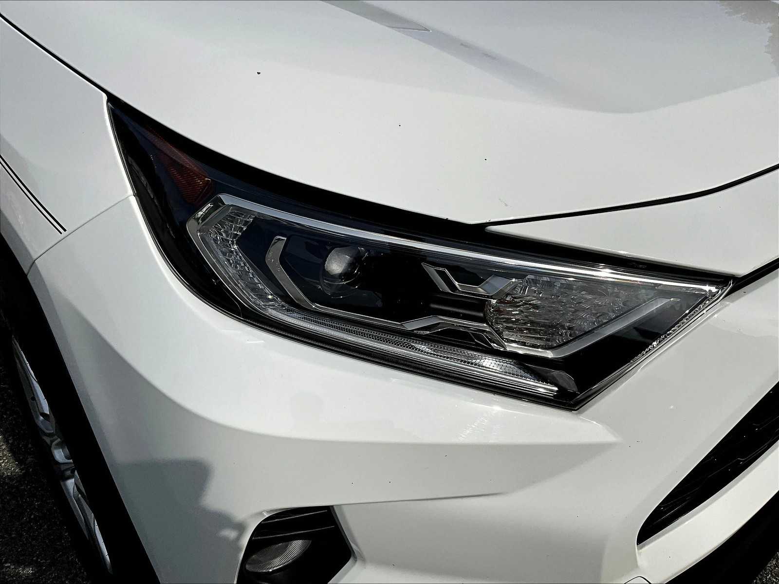 2021 Toyota RAV4 XLE photo 32