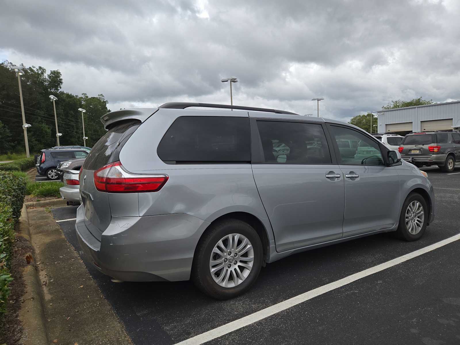 2016 Toyota Sienna XLE photo 3