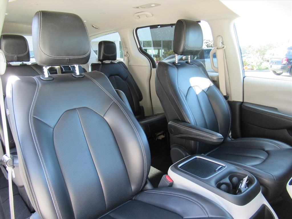 2023 Chrysler Pacifica Touring L photo 8