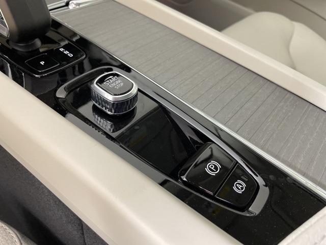 2025 Volvo XC60 T8 Plus photo 22