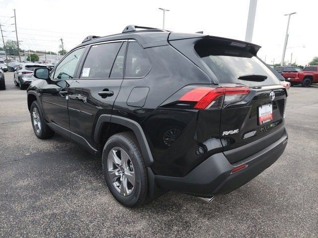 2025 Toyota RAV4 XLE photo 4