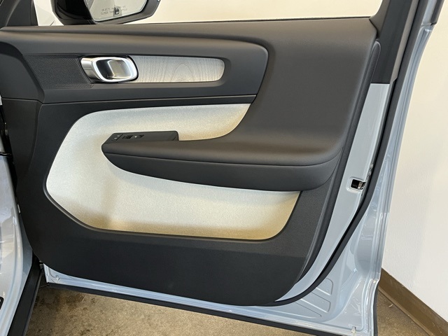 2025 Volvo XC40 Plus photo 30