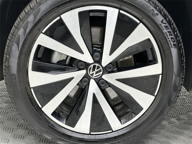 2023 Volkswagen Taos SE photo 2