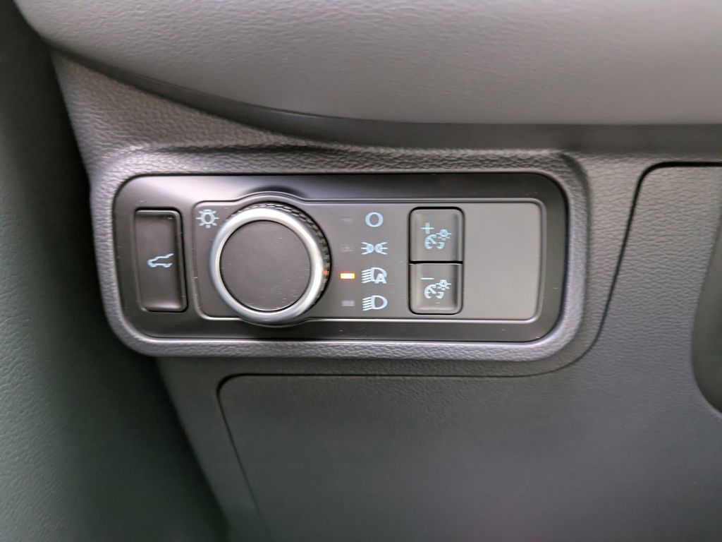 2025 Ford Explorer photo 28
