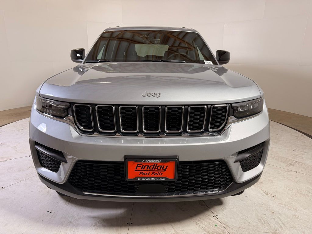 2025 Jeep Grand Cherokee Laredo photo 2