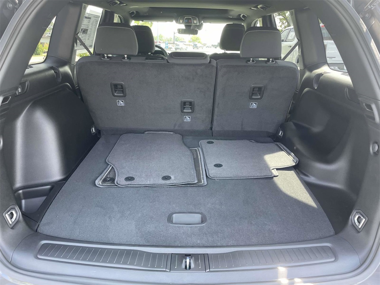 2025 Jeep Grand Cherokee Laredo photo 18