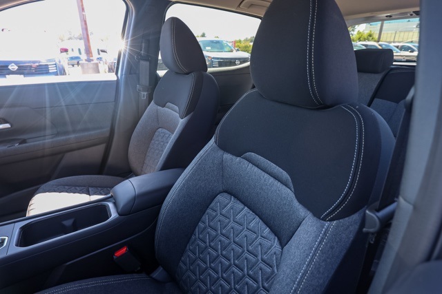 2025 Nissan Kicks SV photo 12