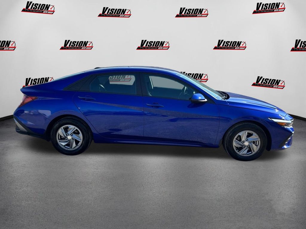 2024 Hyundai Elantra SE photo 4