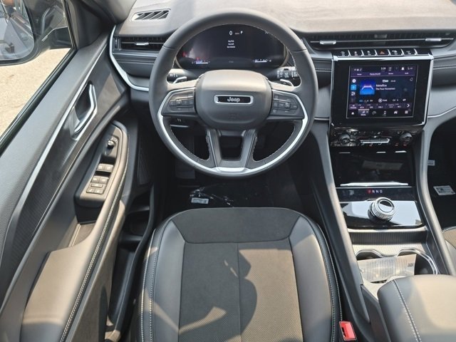 2025 Jeep Grand Cherokee Laredo Altitude photo 3