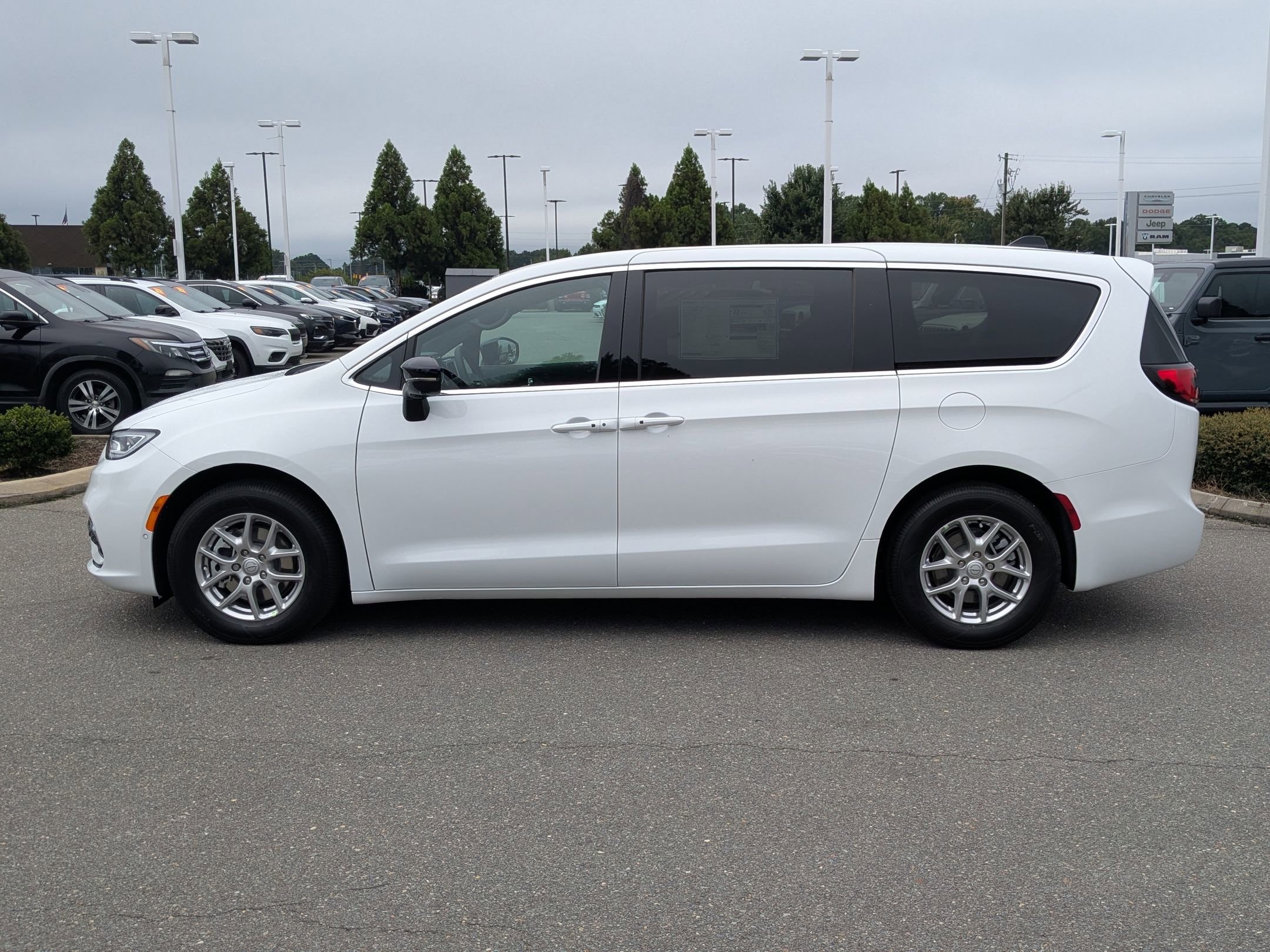 2026 Chrysler Pacifica photo 8