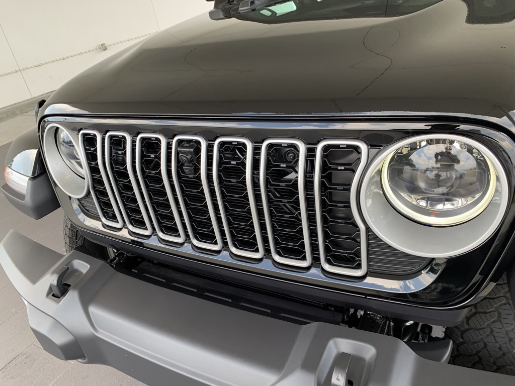 2025 Jeep Wrangler Sahara photo 2