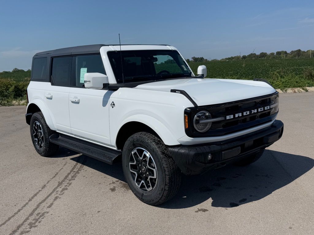 2025 Ford Bronco Outer Banks photo 2