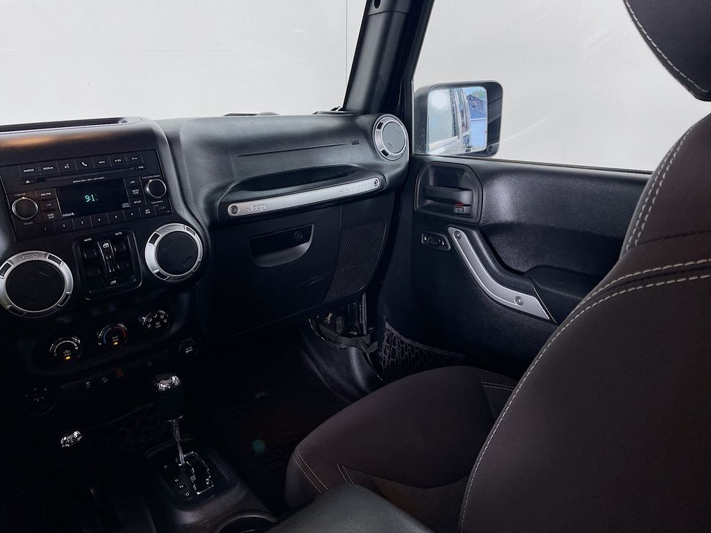 2015 Jeep Wrangler Unlimited Sahara photo 20