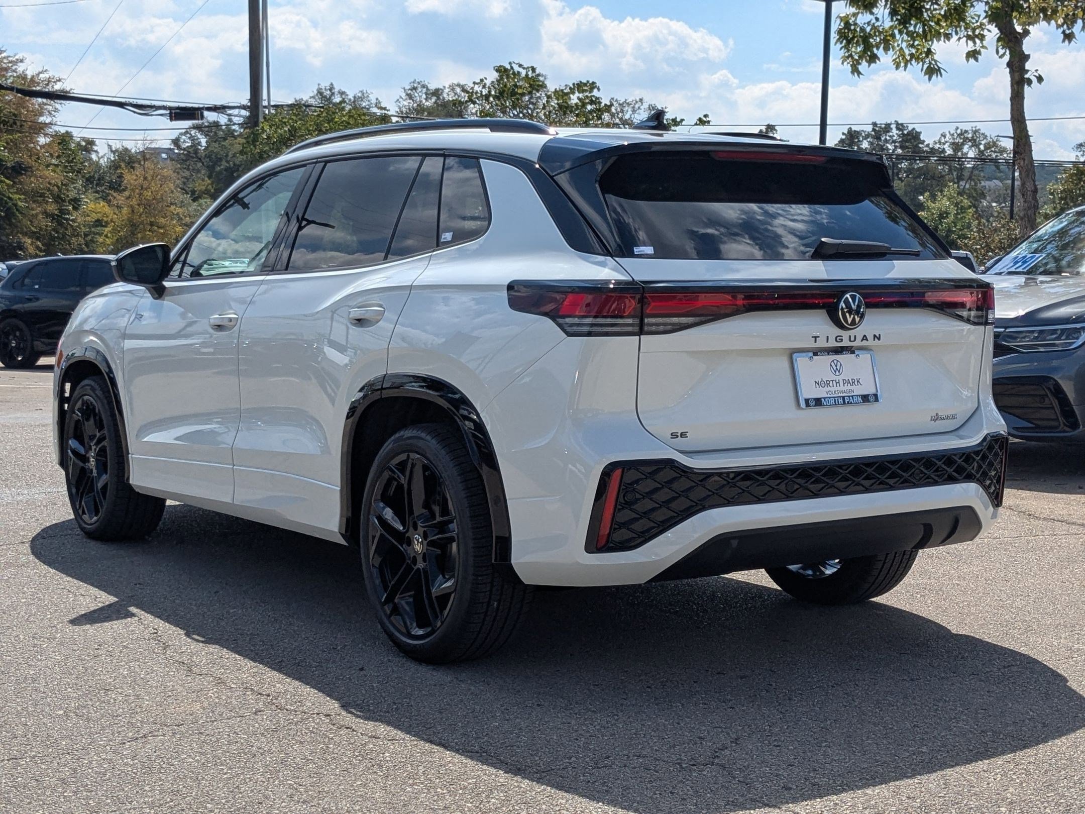 2026 Volkswagen Tiguan SE R-Line Black photo 2