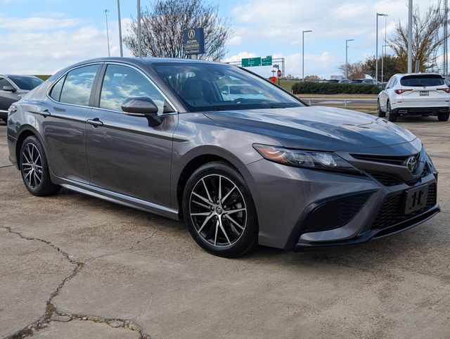 2022 Toyota Camry SE's photo
