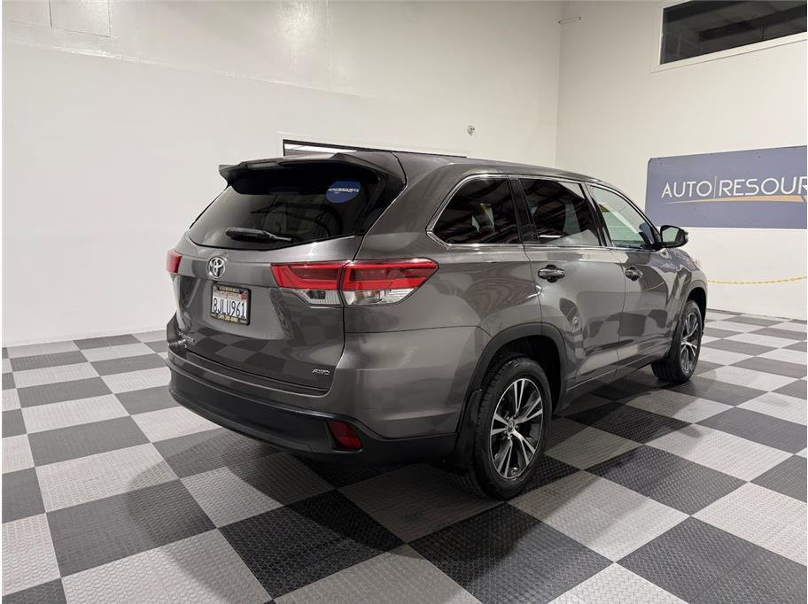 2018 Toyota Highlander LE Sport photo 5
