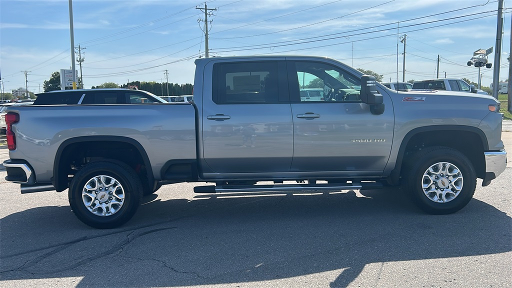 2025 Chevrolet Silverado 3500HD LT photo 2