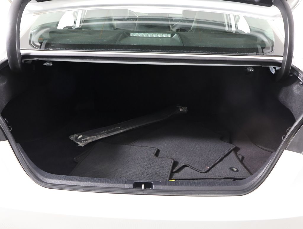 2022 Toyota Camry SE photo 16