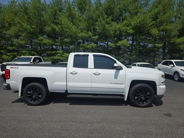 2017 Chevrolet Silverado 1500 LT photo 3