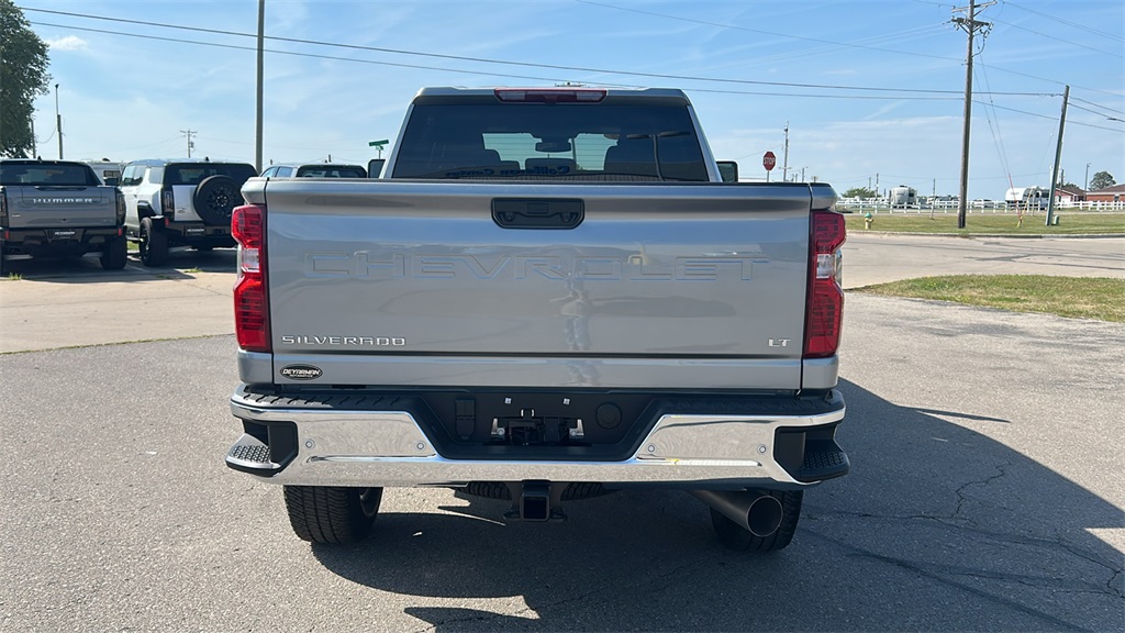2025 Chevrolet Silverado 3500HD LT photo 4