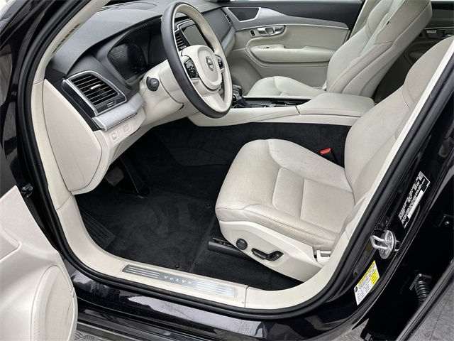 2022 Volvo XC90 T5 Momentum photo 3