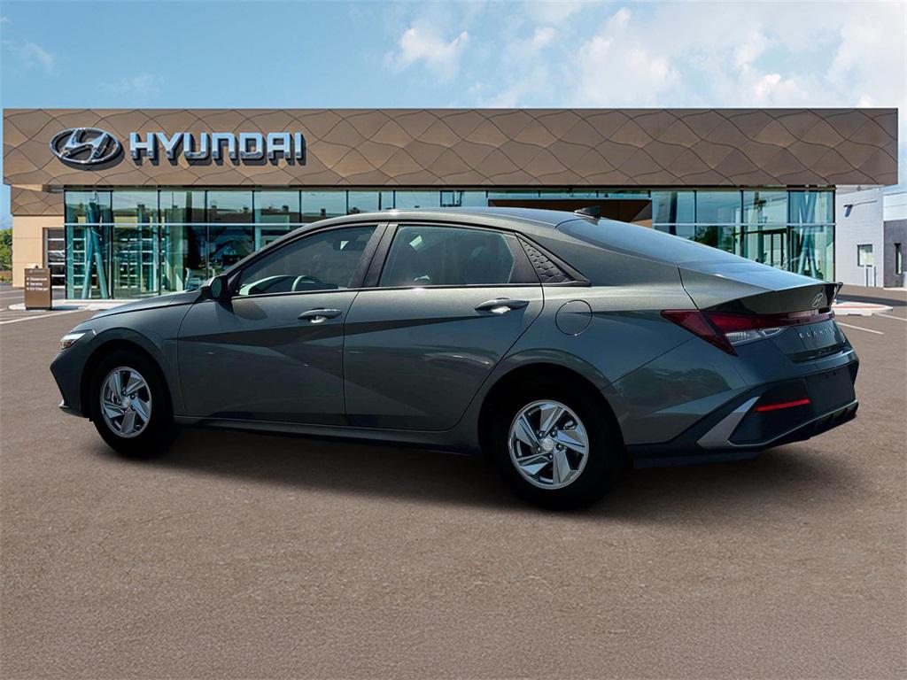 2025 Hyundai Elantra SE photo 3