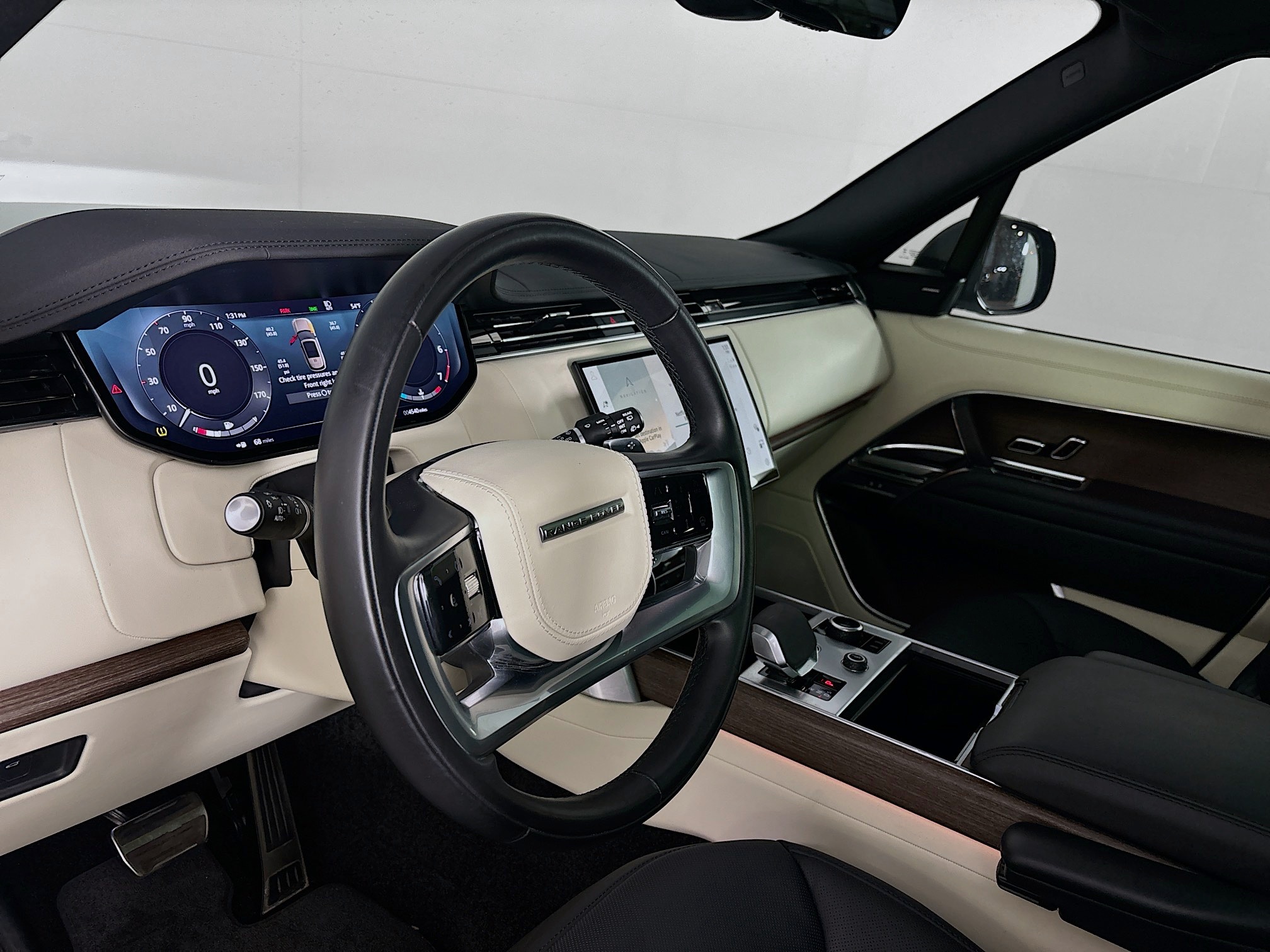 2023 Land Rover Range Rover SE photo 9