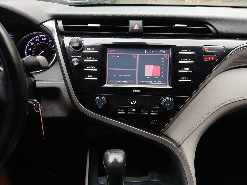 2020 Toyota Camry SE photo 18