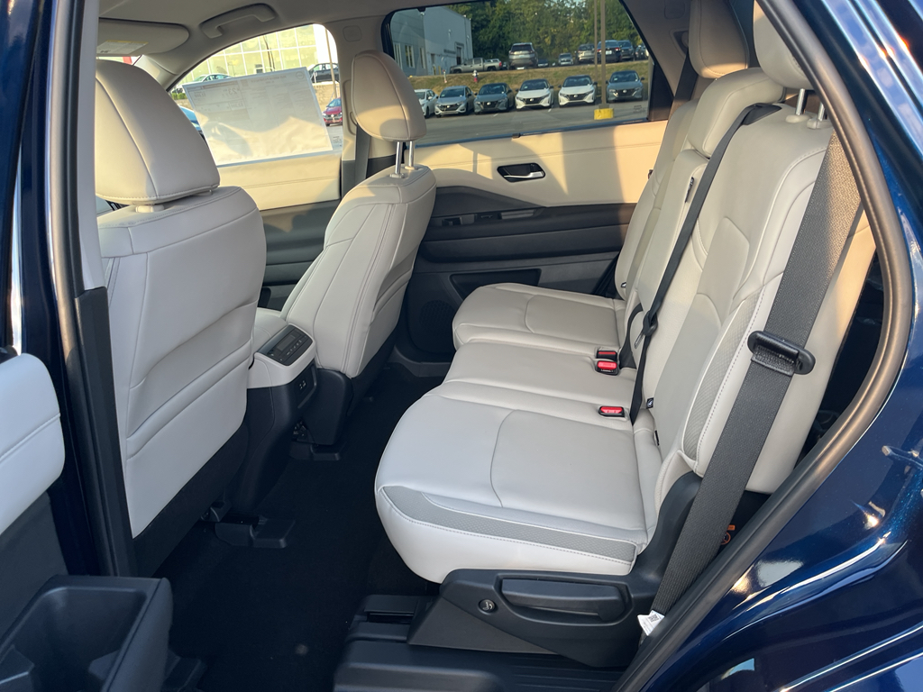 2025 Nissan Pathfinder SL photo 4