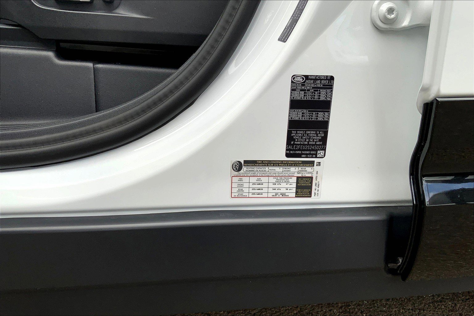 2025 Land Rover Defender 130 X-Dynamic SE photo 13
